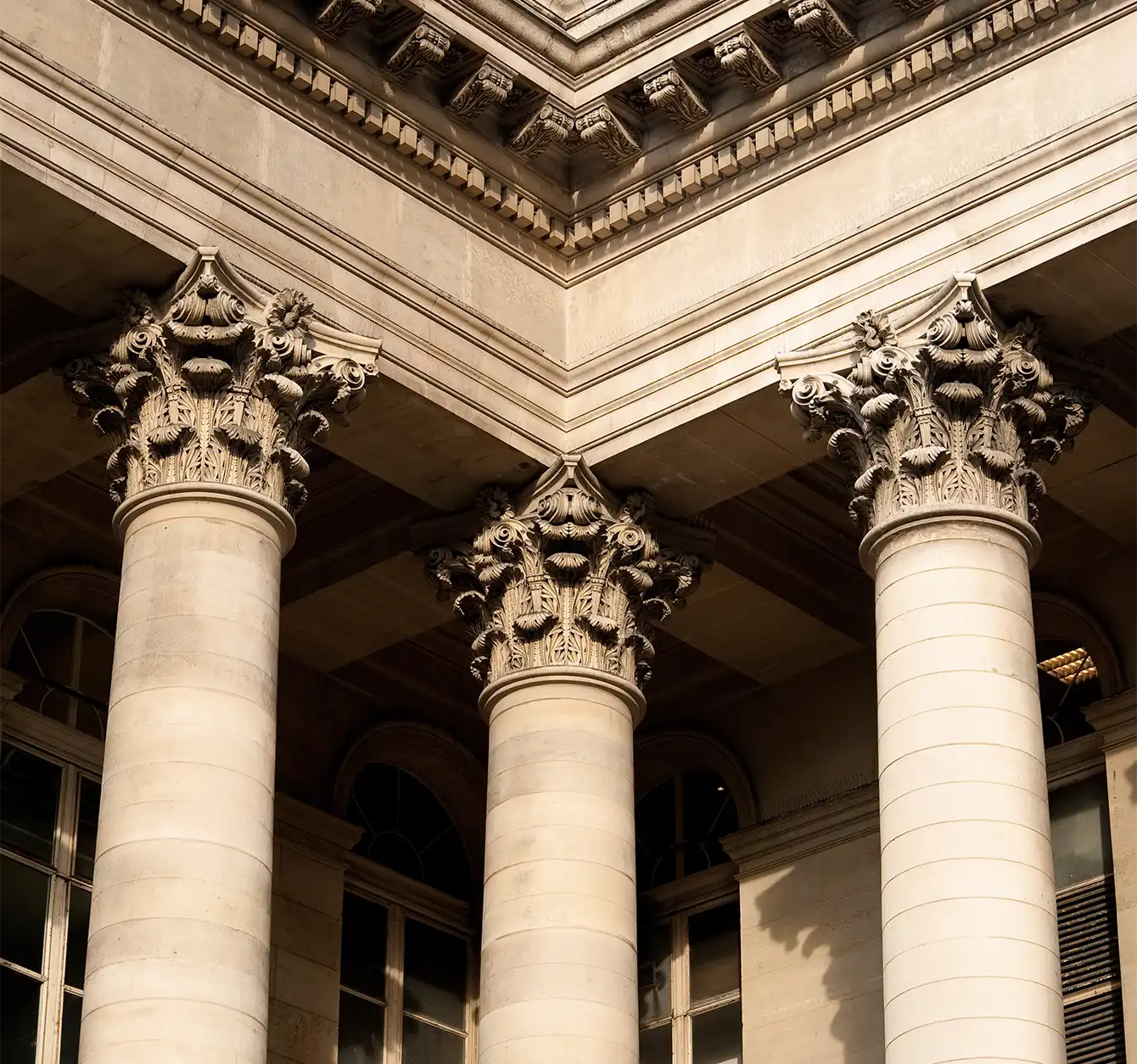 Cabinet d'expertise comptable SFRévision colonnes architectural photo d'accueil